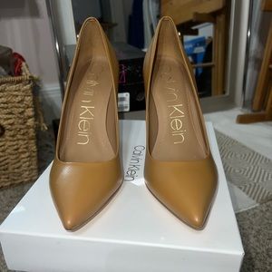 Calvin Klein Women's Brady Platform Pump, Tan, 9
